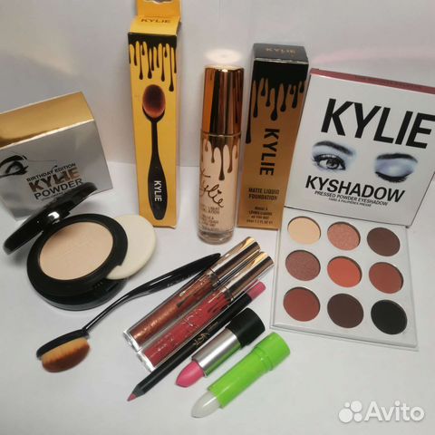 Пакетом Набор косметики для визажиста