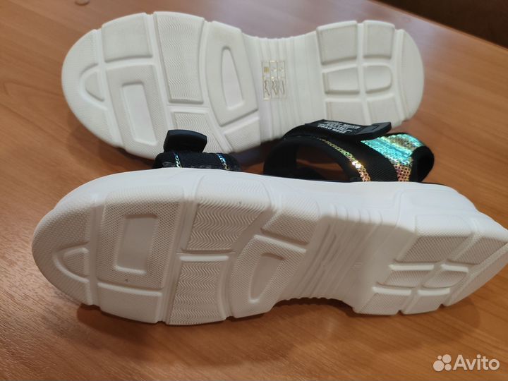 Босоножки новые р40