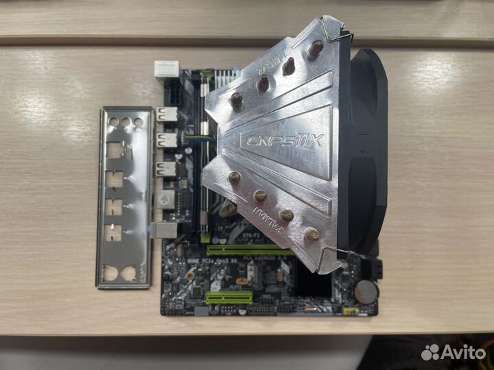 Материнская плата с процессором, памятью и башней