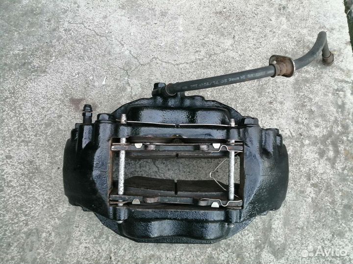 Суппорт передний левый Toyota land cruiser