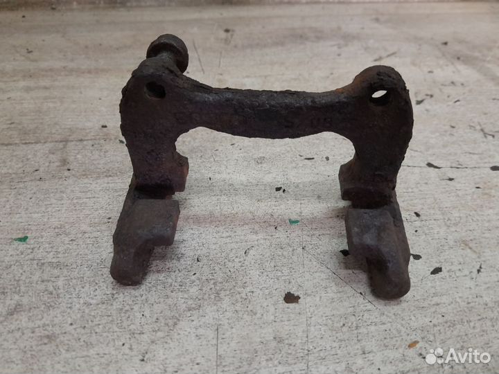 Скоба суппорта заднего Volkswagen Passat B5 рестайлинг (2000—2005)