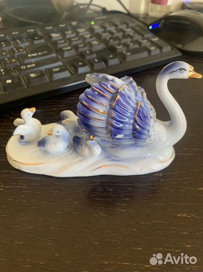 Статуэтки лебеди
