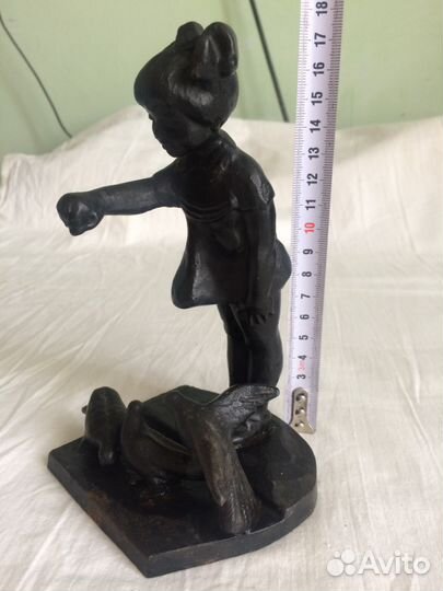 Статуэтка Куса. Девочка кормит голубей 1972 год