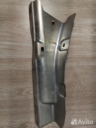 Тепловой экран левый Bmw 5 F10 N52B30AF 2010