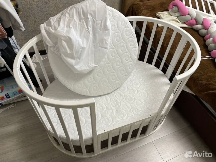 Детская кроватка с маятником