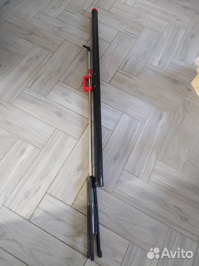 Мобильный проекционный экран на треноге