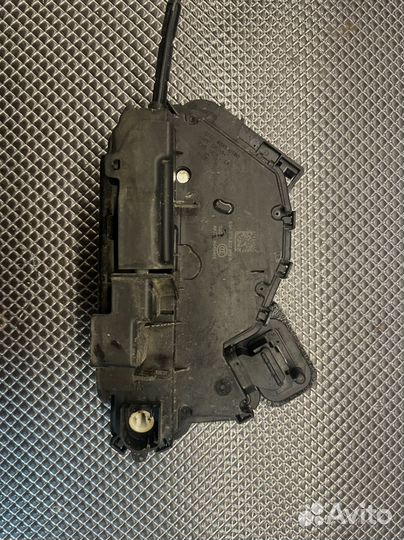 Замок двери передней левой