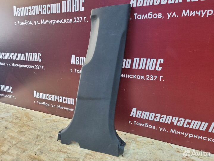 Обшивка средней стойки правая Toyota Auris