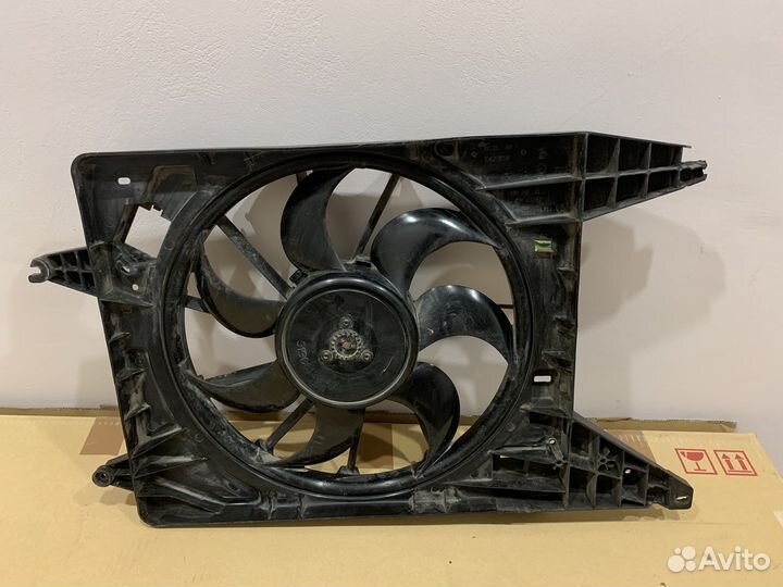 LADA Largus диффузор радиатора