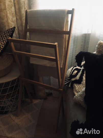 Деревянная напольная вешалка