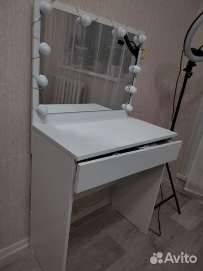 Туалетный столик с зеркалом и подсветкой