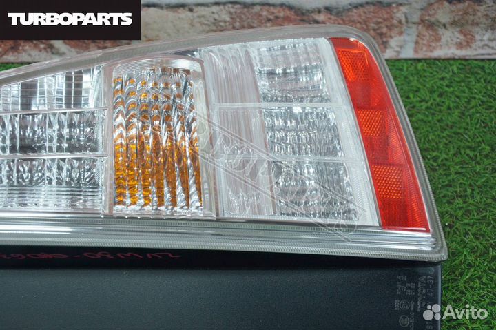 Стоп сигнал задний правый Toyota Prius ZVW30