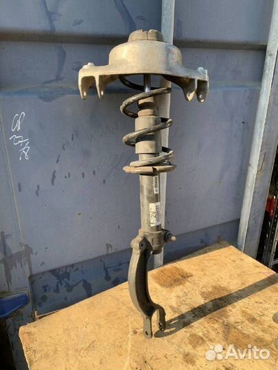 Стойка передней подвески правая Audi A4 B8