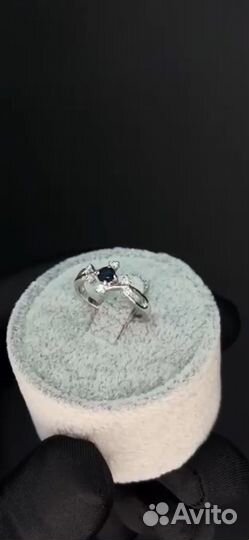 Кольцо с бриллиантом