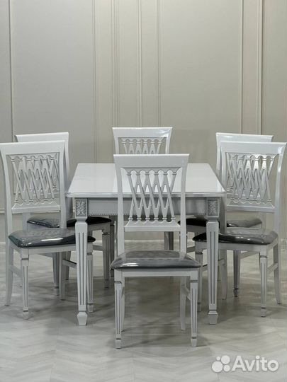 Стол и стулья