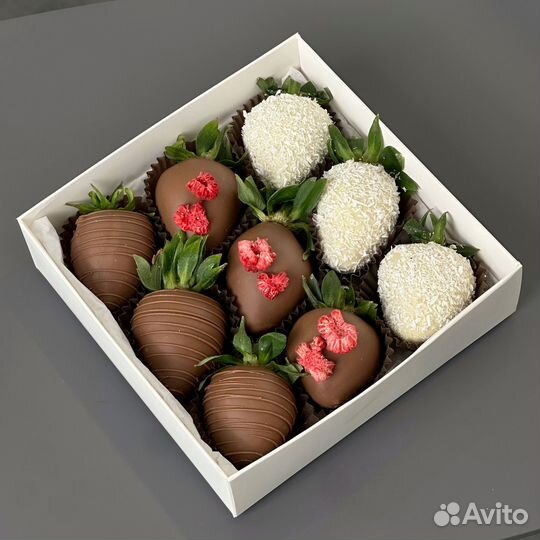 Сладкий подарок клубника в шоколаде с малиной