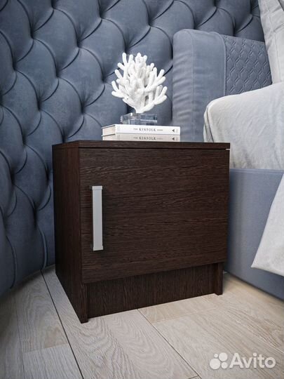 Тумба / прикроватная тумба / с полками / закрытая