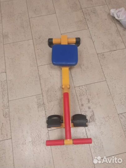 Детский гребной тренажер с одной рукояткой
