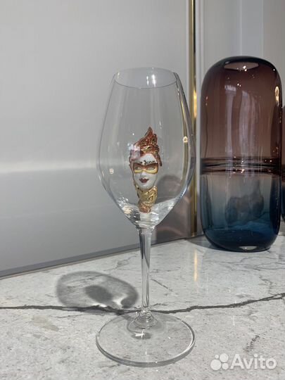 Бокал с фарфоровой венецианской маской
