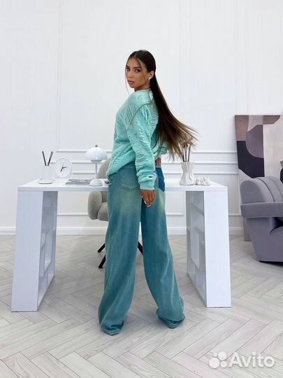 Вязанная женская кофта и стильные джинсы