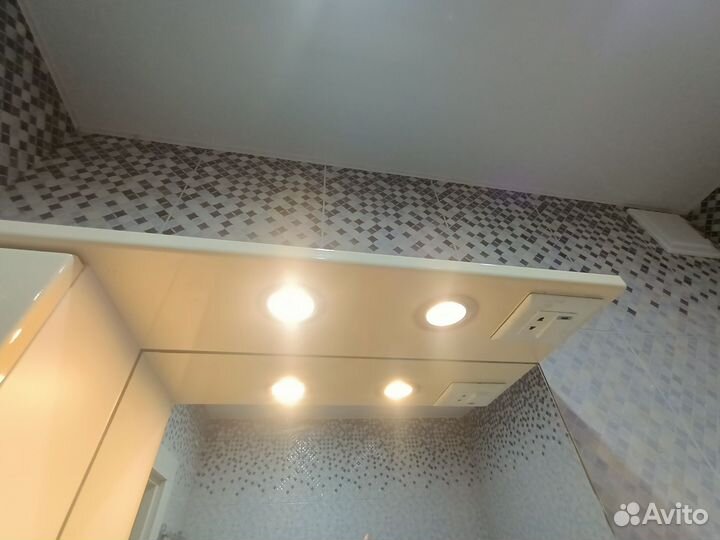 Зеркало в ванную с подсветкой и полкой