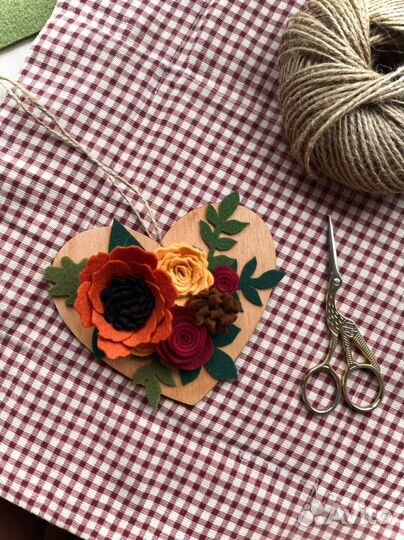 Панно на дереве с цветами из фетра