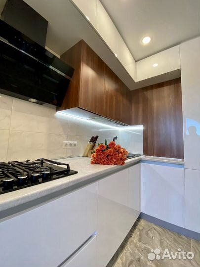 Угловая кухня на заказ. Фабрика в Омске