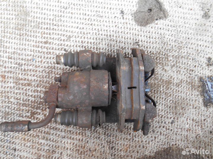 Задний левый суппорт Crysler Dodge Neon