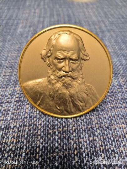 Плакетка Л.Н.Толстой,работы скульптора Н.Соколова