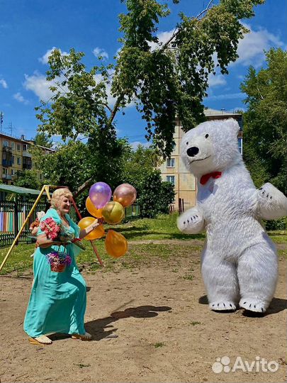 Белый мишка поздравляет