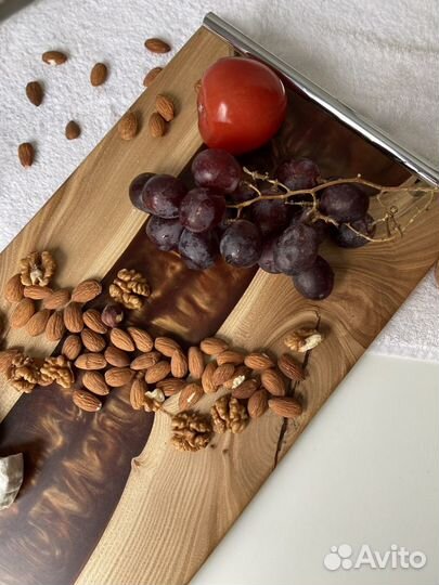 Поднос из дерева и эпоксидной смолы