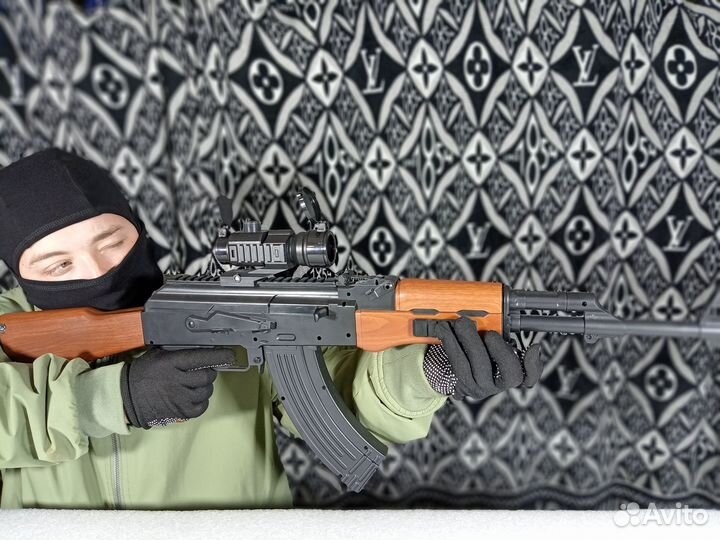Полноразмерный автомат калашникова на орбизе