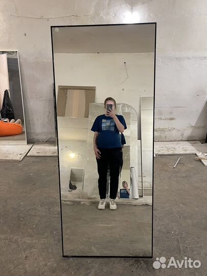 Зеркало настенное/напольное с ножкой в черной раме