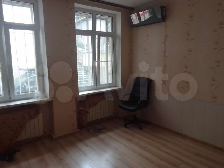 Доля в 2-к. квартире, 48 м², 1/3 эт.