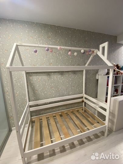 Детская кроватка домик