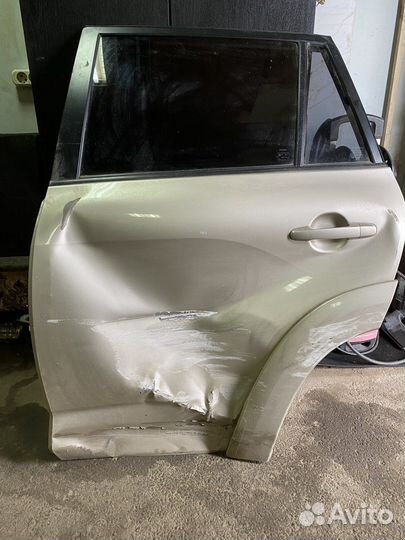 Стекло заднее левое на Toyota RAV4