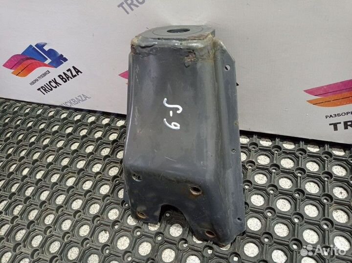 Кронштейн переднего амортизатора