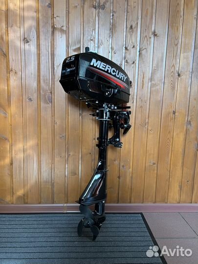 Бензиновый лодочный мотор 