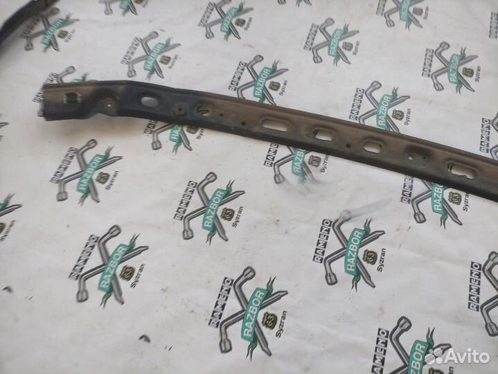 Планка рамки радиатора Toyota Land Cruiser 200