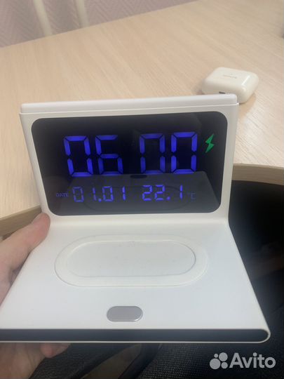 Беспроводная зарядка с часами