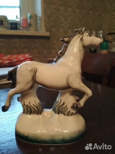 Авторская фарфоровая статуэтка Конь