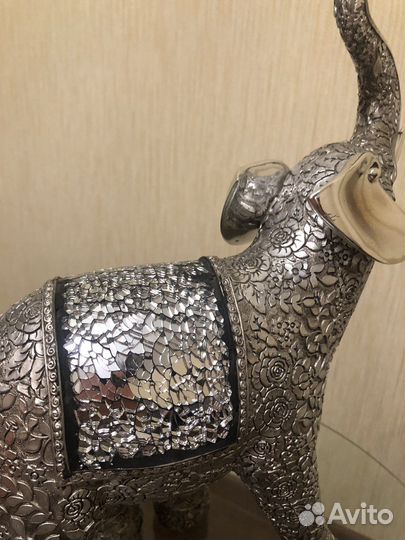 Слон индийскый и поверхность из серебряный стекла