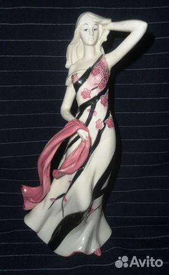Девушка в платье Сакура,фарфор Pavone Италия