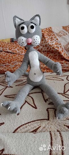 Кот с колбасой