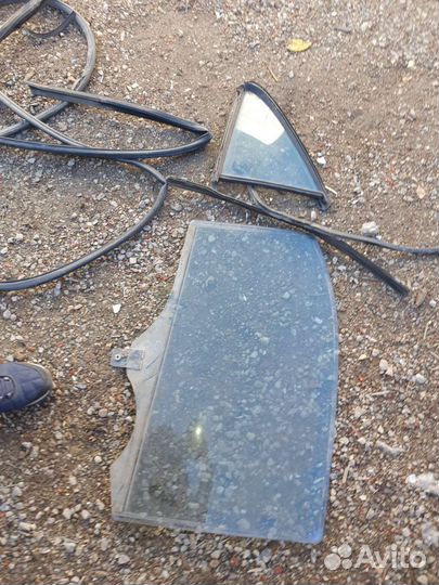 Заднее правое стекло на мерседес 220 лонг