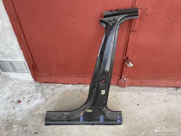 Стойка центральная левая Mersedes W205