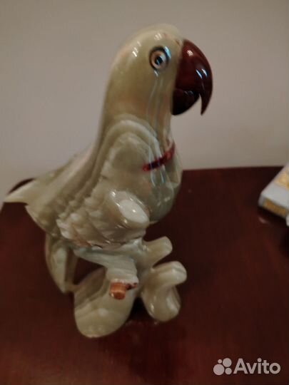 Попугай из нефиита