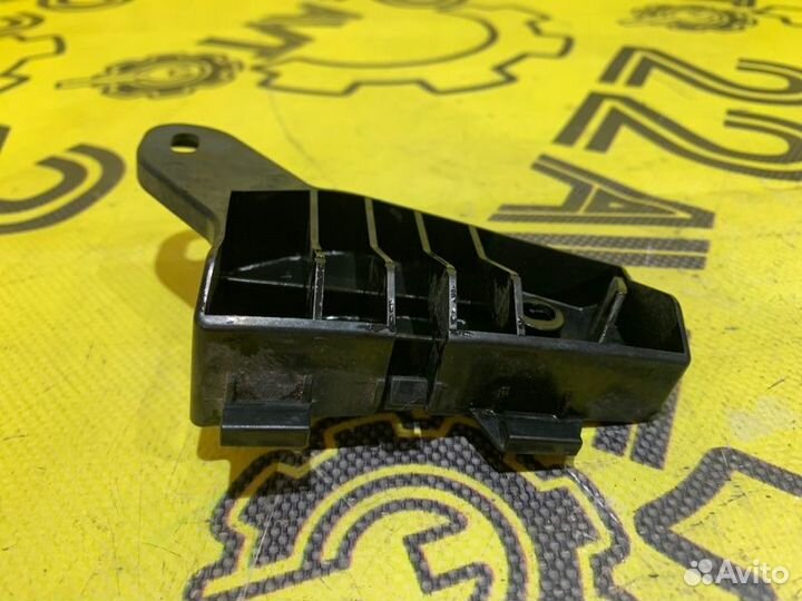 Крепление бампера заднее правое Toyota Harrier