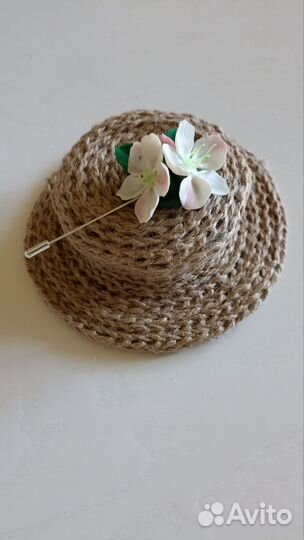 Брошь с цветами яблони