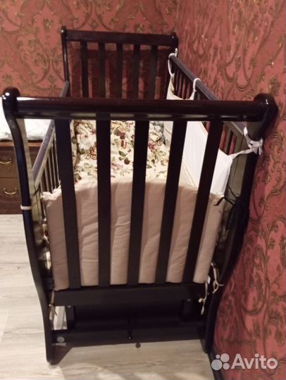 Детская кроватка с маятником
